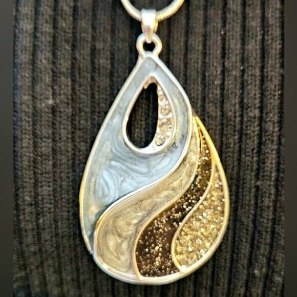 Beautiful teardrop shaped pendant. Made with different Shades of resin - Picture 6 of 7